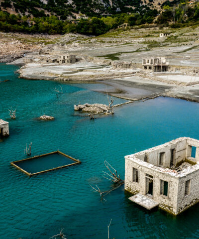 Το βυθισμένο χωριό Κάλλιο, λόγω της παρατεταμένης λειψυδρείας, αναδύθηκε απο τα νερά της τεχνητής λίμνης του Μόρνου