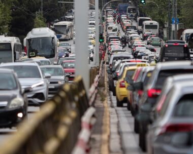 Ουρά αυτοκινήτων σε λεωφόρο