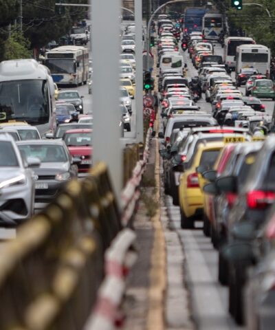 Ουρά αυτοκινήτων σε λεωφόρο