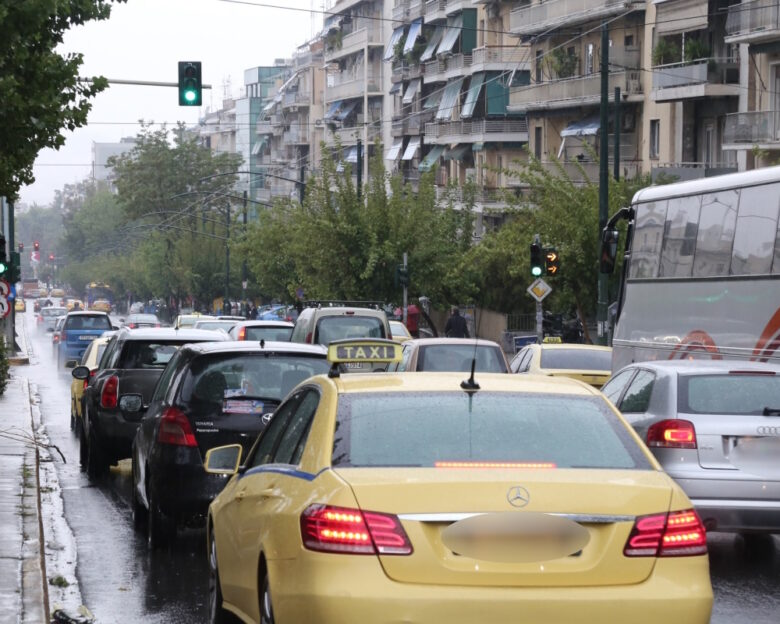 Κίνηση στους δρόμους: Ουρές χιλιομέτρων στον Κηφισό λόγω τροχαίων – Καθυστερήσεις σε Αττική Οδό και Κηφισίας