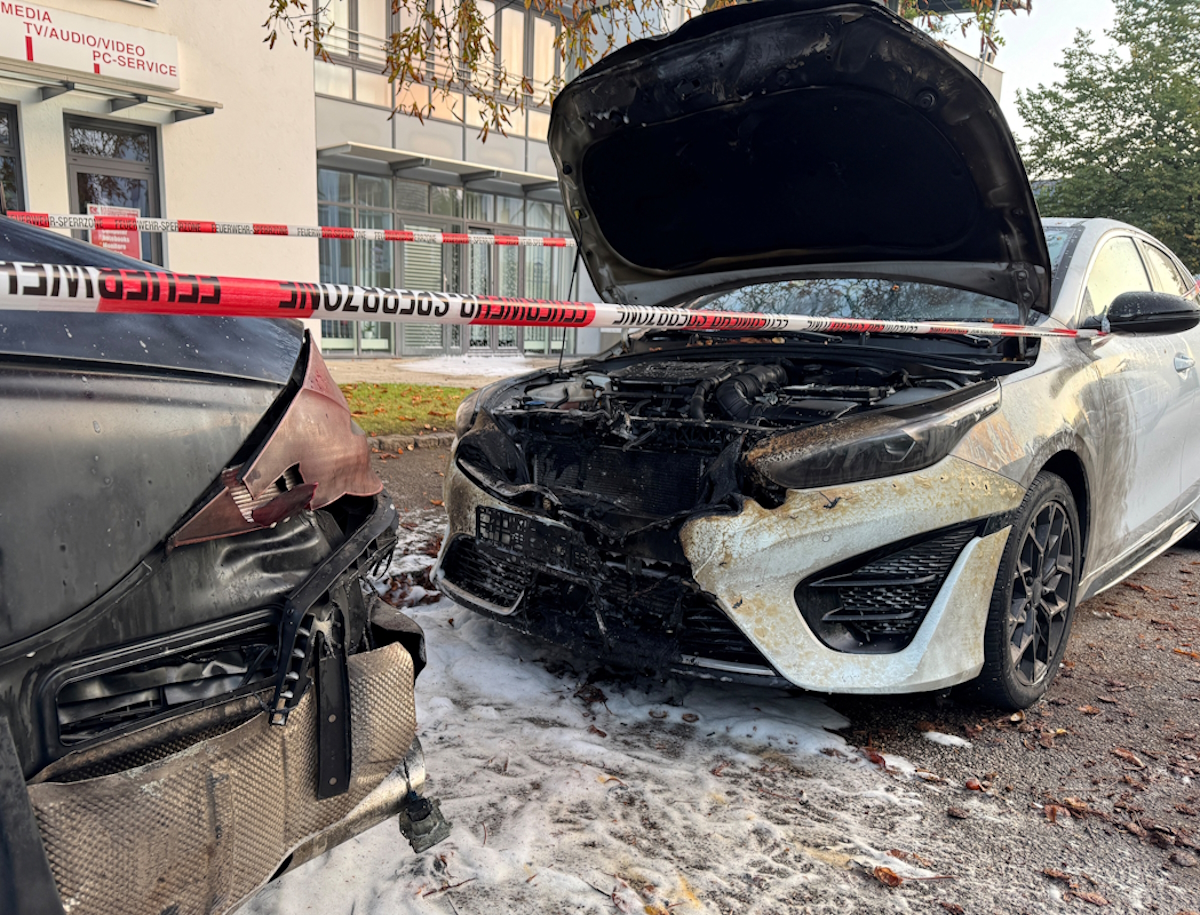 Κατεστραμμένα αυτοκίνητα βρίσκονται στην άκρη του δρόμου μετά την κατάσβεση της φωτιάς από τους πυροσβέστες στο Μόναχο