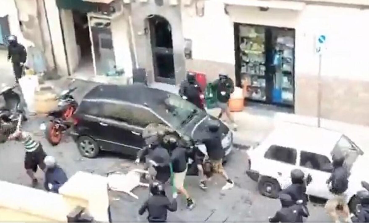 Νάπολι – Σπόρτινγκ Λισαβόνας: Καρεκλιές και άγριο ξύλο οπαδών πριν τον αγώνα του Champions League