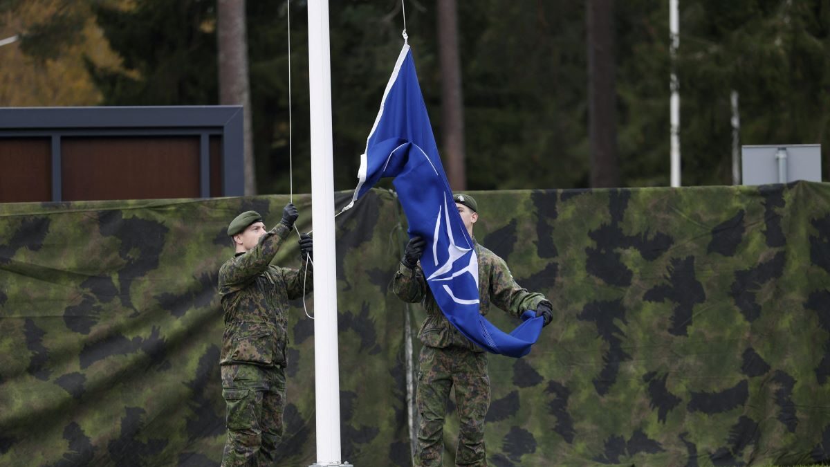 Φινλανδοί στρατιώτες κατά την έπαρση της σημαίας του ΝΑΤΟ
