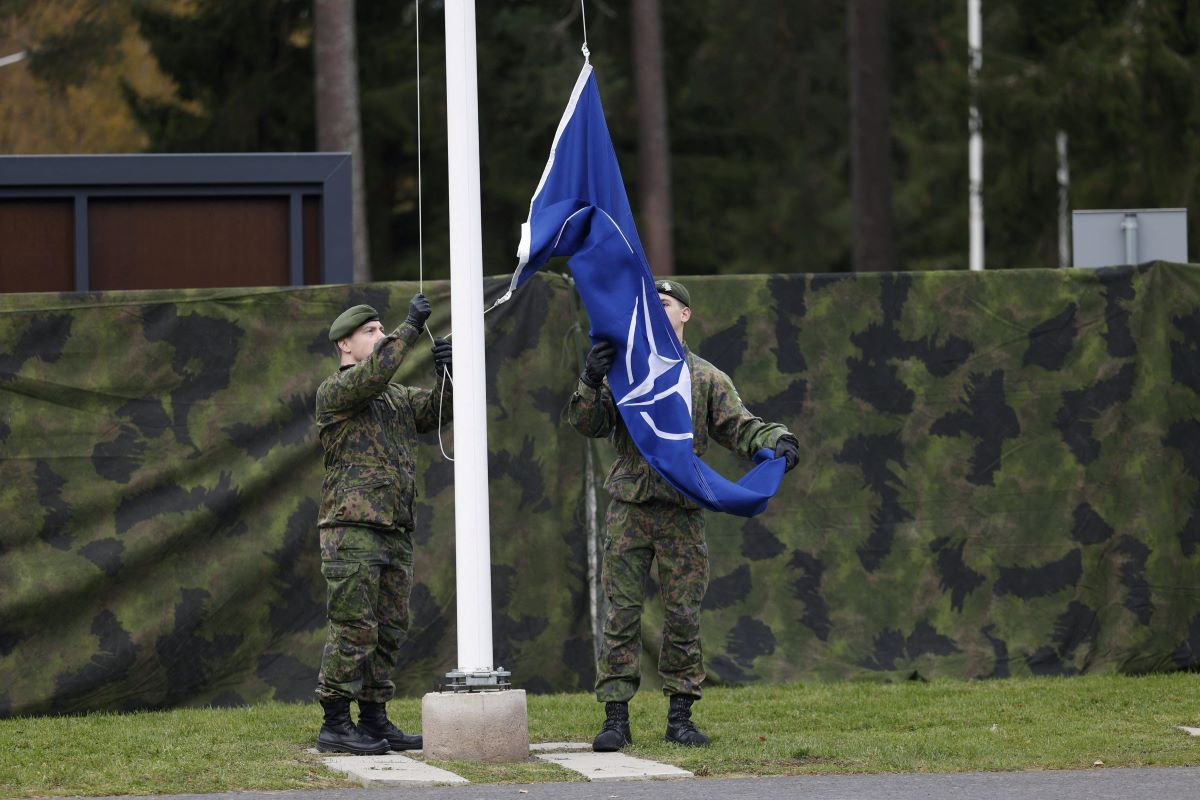Φινλανδοί στρατιώτες κατά την έπαρση της σημαίας του ΝΑΤΟ