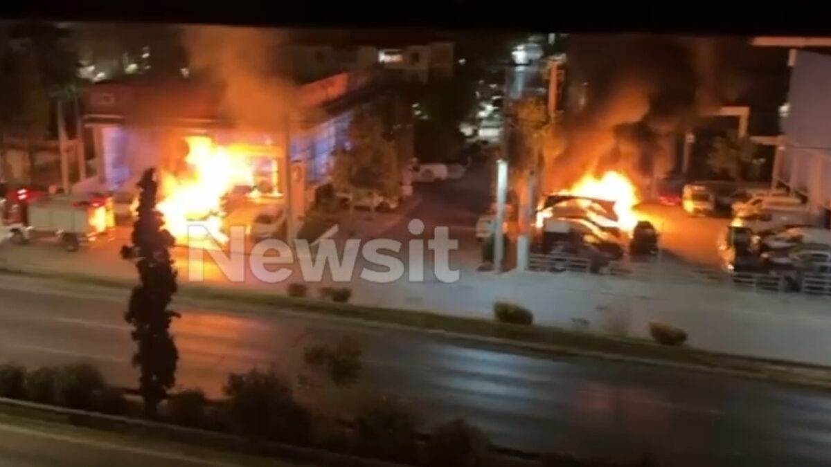 Φωτιά σε έκθεση αυτοκινήτων στη Νέα Φιλαδέλφεια