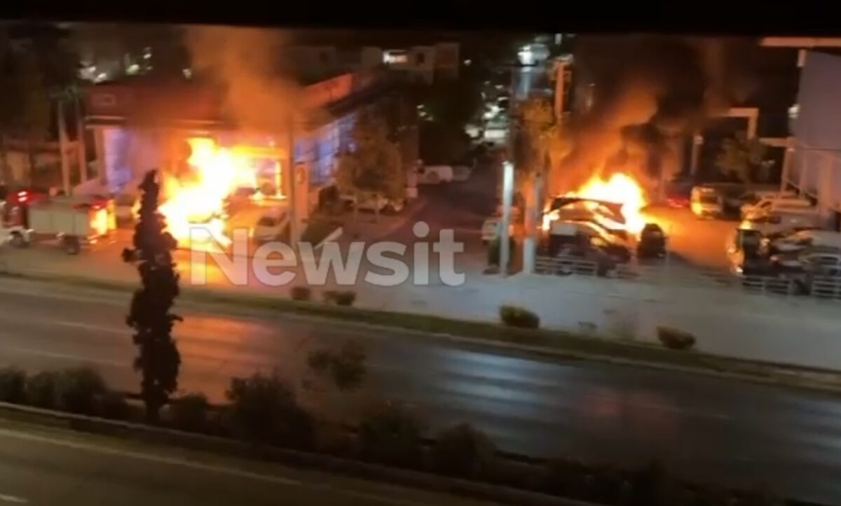 Φωτιά σε έκθεση αυτοκινήτων στη Νέα Φιλαδέλφεια