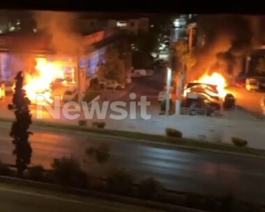 Φωτιά σε έκθεση αυτοκινήτων στη Νέα Φιλαδέλφεια