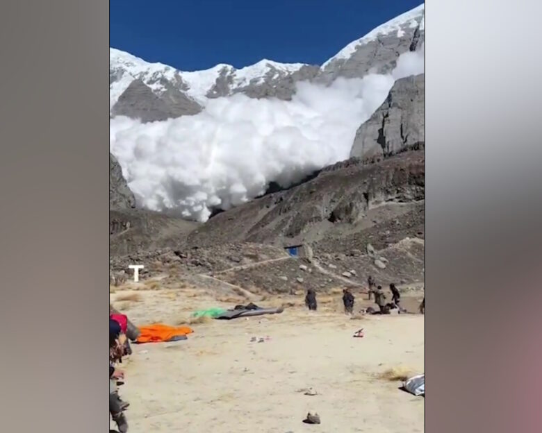 Νεπάλ: Η στιγμή που χιονοστιβάδα κατεβαίνει με ορμή ένα από τα ψηλότερα βουνά στον κόσμο