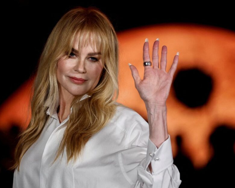 Η Νικόλ Κίντμαν με νέο λουκ στο σόου της Chanel μετά το διαζύγιό της με τον Κιθ Έρμπαν