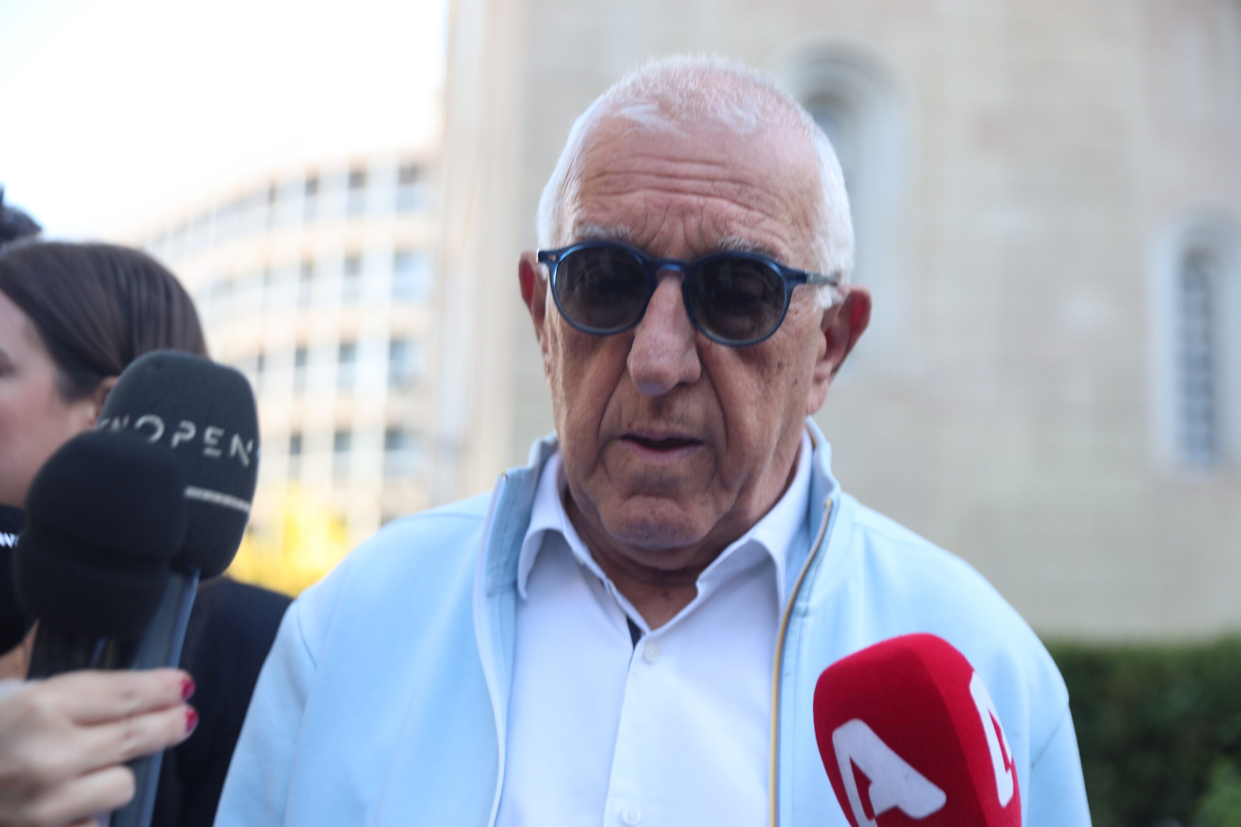 ΠΡΟΣΟΧΗ - ΕΠΙΣΗΜΑΝΣΗ ΠΡΟΣ ΑΡΧΙΣΥΝΤΑΚΤΗ ** Η λήψη της εικόνας έχει ληφθεί χωρίς τη ρητή άδεια των εικονιζόμενων. Η δημοσιοποίηση των χαρακτηριστικών τους γίνεται αποκλειστικά με ευθύνη του Μέσου που θα την χρησιμοποιήσει **Λαϊκό προσκύνημα στο παρεκκλήσι της Μητρόπολης Αθηνών για τον Διονύση Σαββόπουλο.  Σάββατο 25 Οκτωβρίου 2025 (ΓΙΑΝΝΗΣ ΠΑΝΑΓΟΠΟΥΛΟΣ / EUROKINISSI)