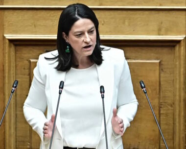 Η υπουργός Εργασίας και Κοινωνικής Ασφάλισης, Νίκη Κεραμέως στο βήμα της Ολομέλειας της Βουλής