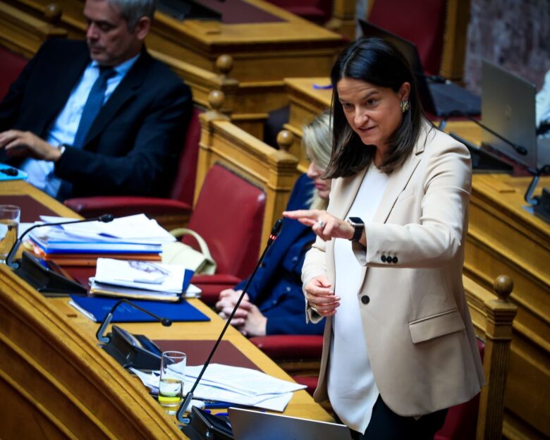 Νίκη Κεραμέως – Δημήτρης Κουτσούμπας: Κόντρα στη Βουλή για το εργασιακό νομοσχέδιο – «Πώς σας την έφεραν έτσι οι συνεργάτες σας» – «Έχετε απύθμενο θράσος»