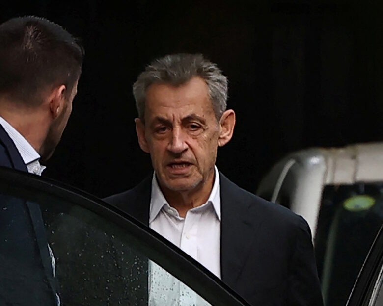 Νικολά Σαρκοζί: Τι τον περιμένει την πρώτη ημέρα στη φυλακή – Η σωματική έρευνα χωρίς ρούχα, ο αριθμός κρατουμένου και το κελί