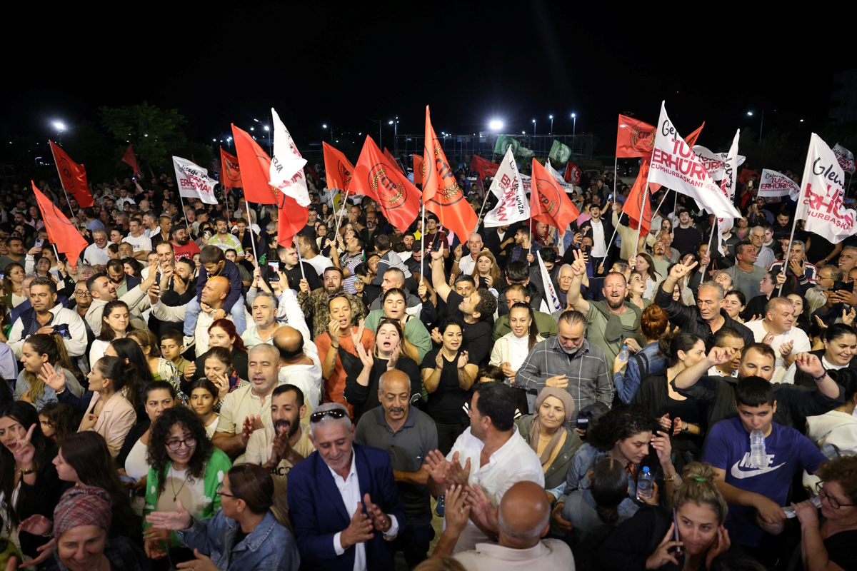 Βγήκαν στους δρόμους και πανηγυρίζουν οι Τουρκοκύπριοι 