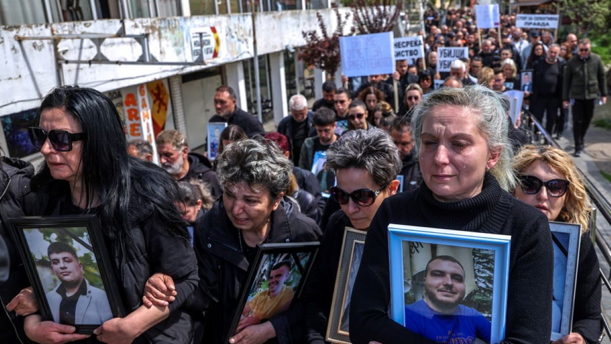 Συγγενείς των θυμάτων της φονικής πυρκαγιάς στη Βόρεια Μακεδονία