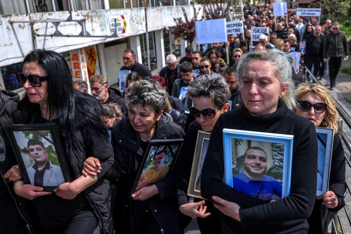 Συγγενείς των θυμάτων της φονικής πυρκαγιάς στη Βόρεια Μακεδονία