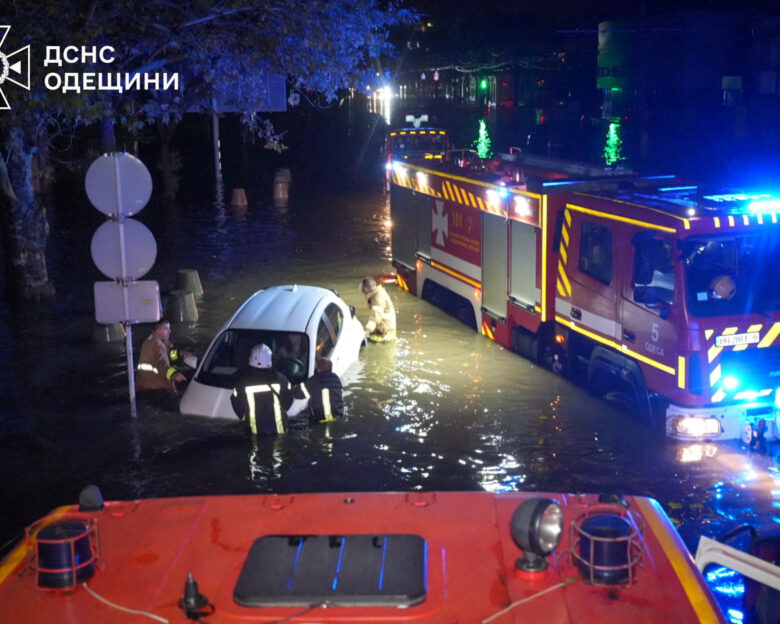 Οδησσός: «Πνίγηκε» από τις πλημμύρες, 9 οι νεκροί – Βίντεο με τις απεγνωσμένες προσπάθειες πολιτών να σωθούν