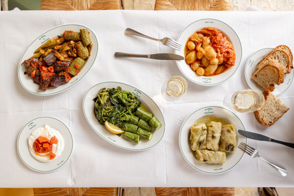 Αθήνα – Παρίσι: Ένα τραπέζι, δύο ταβέρνες, άπειρη γεύση