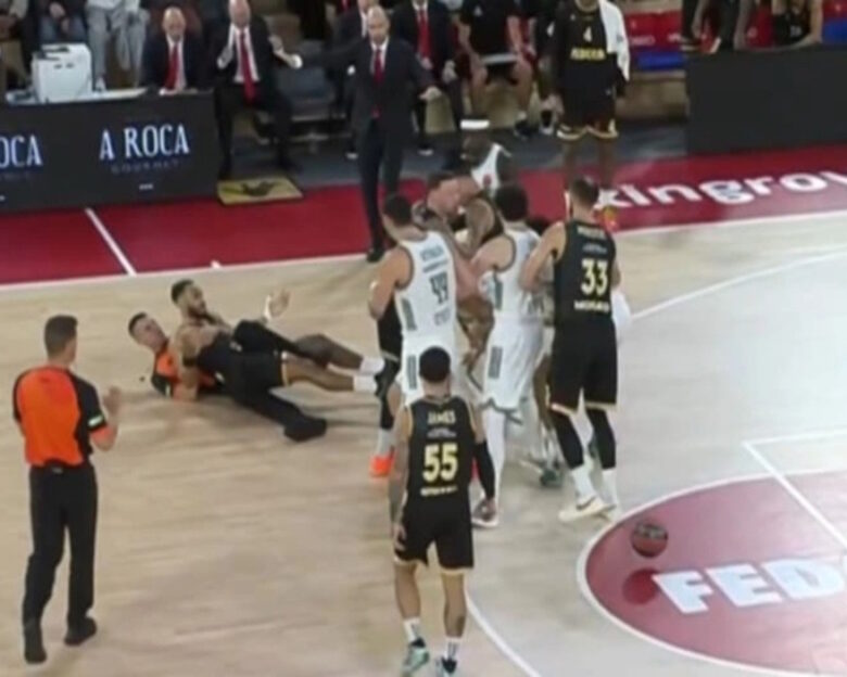 Μονακό – Παναθηναϊκός: Χαμός μεταξύ Σλούκα και Οκόμπο, βρέθηκε στο παρκέ ο διαιτητής