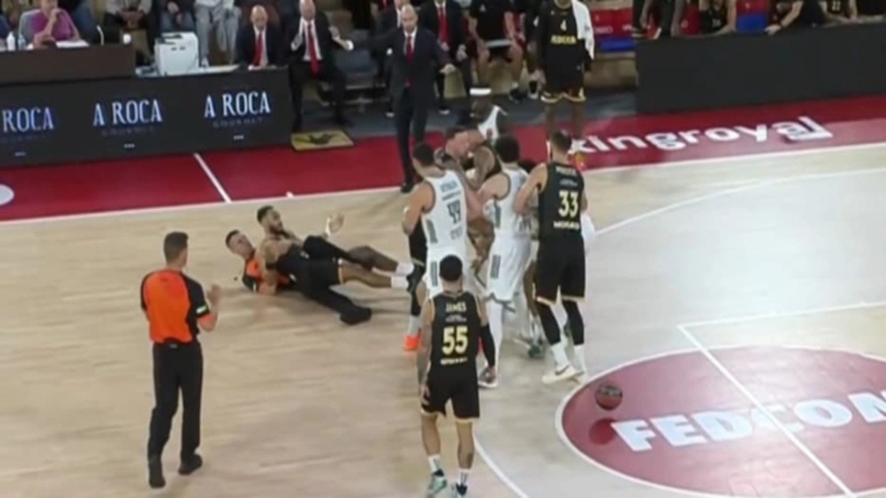 Μονακό – Παναθηναϊκός: Χαμός μεταξύ Σλούκα και Οκόμπο, βρέθηκε στο παρκέ ο διαιτητής