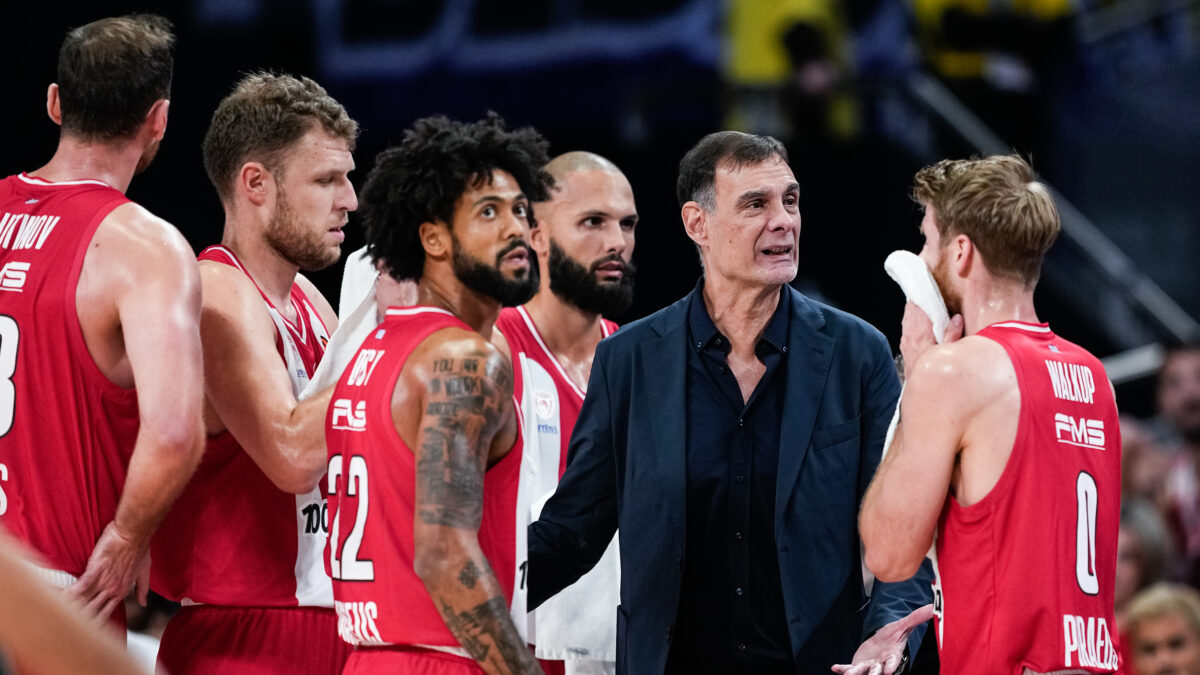 Οι παίκτες του Ολυμπιακού με τον Γιώργο Μπαρτζώκα στη Μαδρίτη