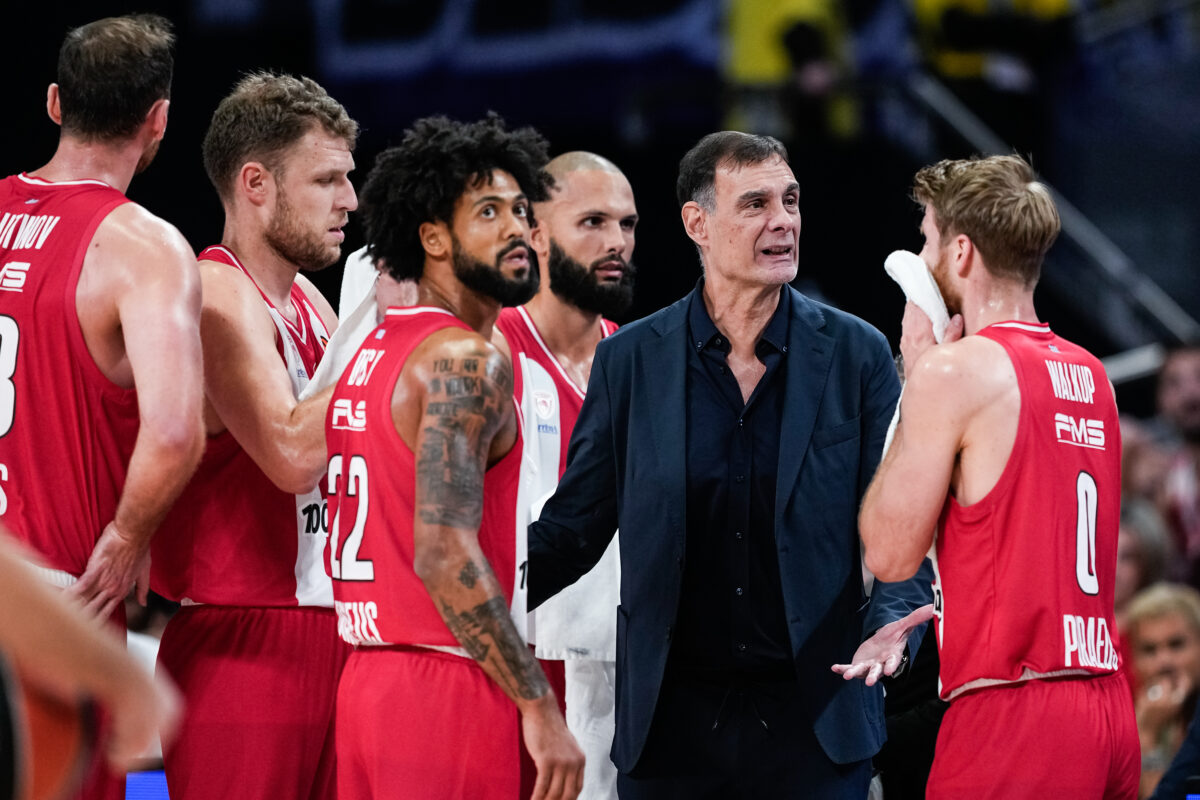 Οι παίκτες του Ολυμπιακού με τον Γιώργο Μπαρτζώκα στη Μαδρίτη