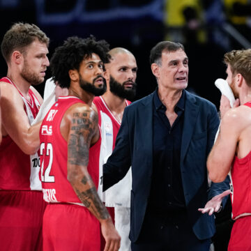 Οι παίκτες του Ολυμπιακού με τον Γιώργο Μπαρτζώκα στη Μαδρίτη