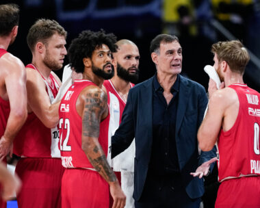 Οι παίκτες του Ολυμπιακού με τον Γιώργο Μπαρτζώκα στη Μαδρίτη