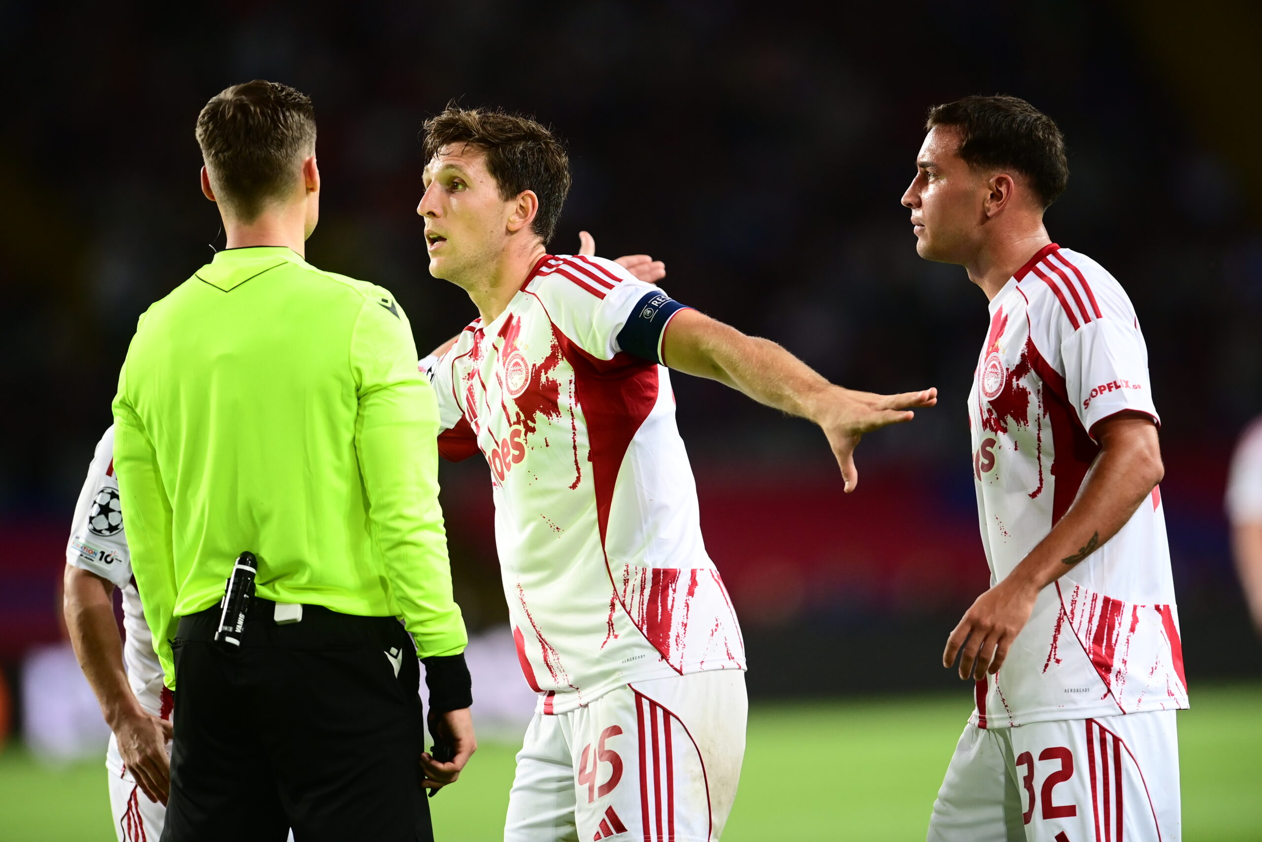 https://www.newsit.gr/wp-content/uploads/2025/10/olympiacos-ezze-retsos-scaled.jpg