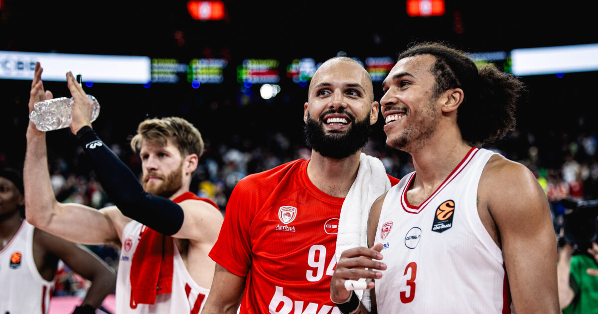 Olympiacos: The bow of the “red and white” players to the fans after the victory against Bayern Munich