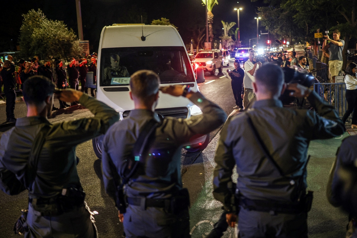 Στρατιώτες χαιρετούν