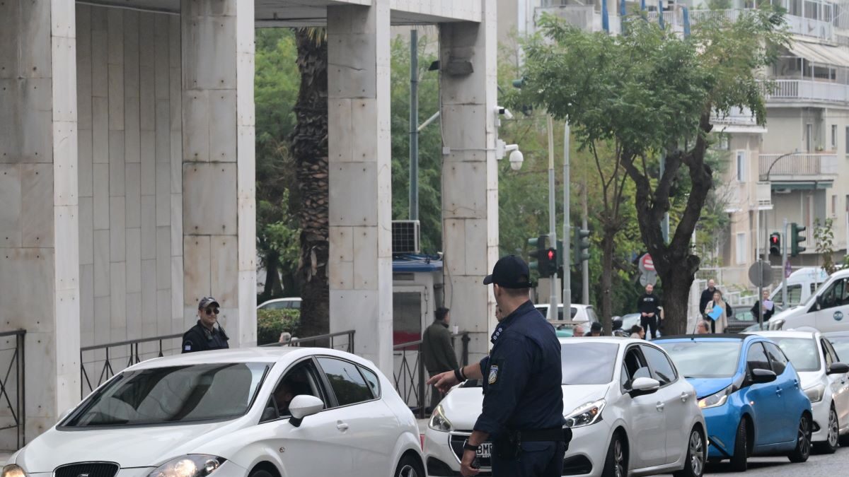 Με κονβόι 25 αυτοκινήτων οδηγήθηκαν οι 37 συλληφθέντες για τον ΟΠΕΚΕΠΕ στη ΓΑΔΑ