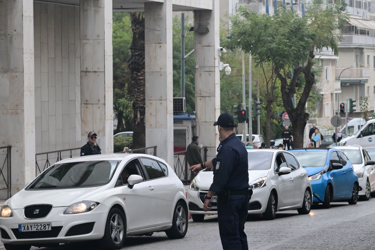 Με κονβόι 25 αυτοκινήτων οδηγήθηκαν οι 37 συλληφθέντες για τον ΟΠΕΚΕΠΕ στη ΓΑΔΑ