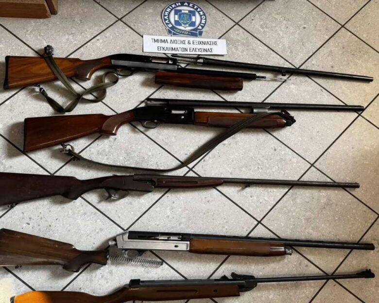 Ελευσίνα: 17χρονος απείλησε με όπλο μαθητή σε προαύλιο σχολείου – Βρέθηκε οπλοστάσιο στο σπίτι του