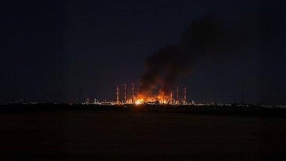 Η φωτιά στο ρωσικό εργοστάσιο από την επιδρομή των ουκρανικών μη επανδρωμένων αεροσκαφών