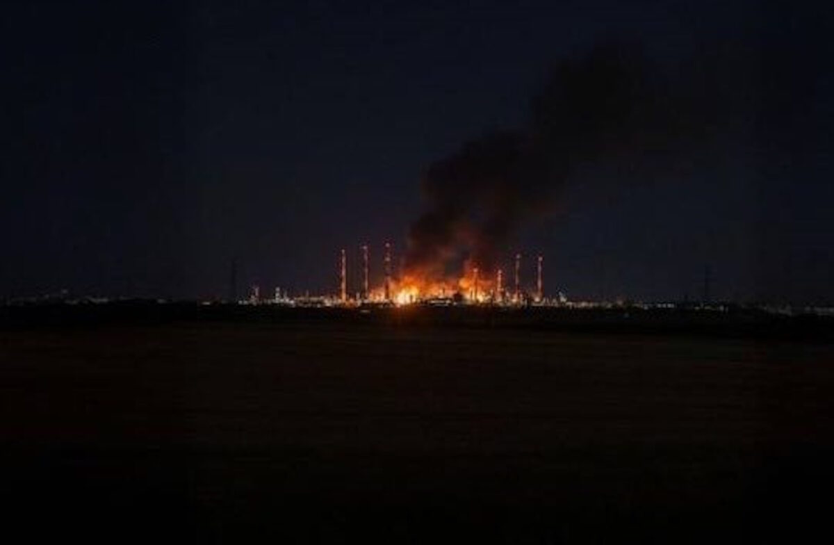 Η φωτιά στο ρωσικό εργοστάσιο από την επιδρομή των ουκρανικών μη επανδρωμένων αεροσκαφών