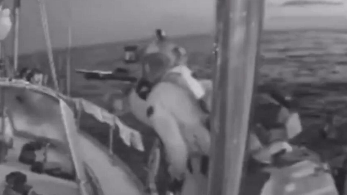 Η στιγμή που Ισραηλινοί μπαίνουν στο ελληνικό σκάφος