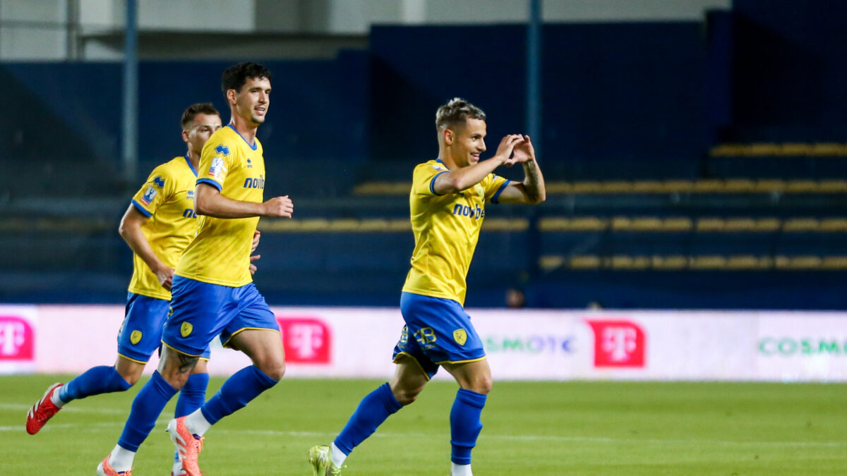 Οι παίκτες του Παναιτωλικού πανηγυρίζουν στο Αγρίνιο