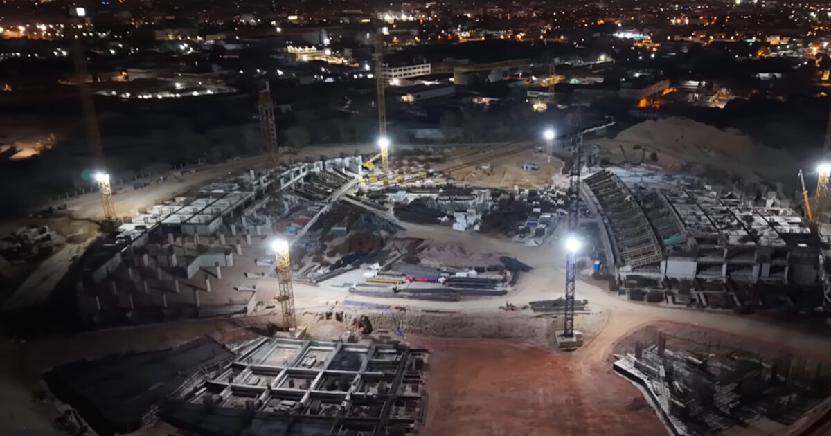 Panathinaikos Stadium: Amazing night shots from Botanikos with the under-construction “house” of the “clover”