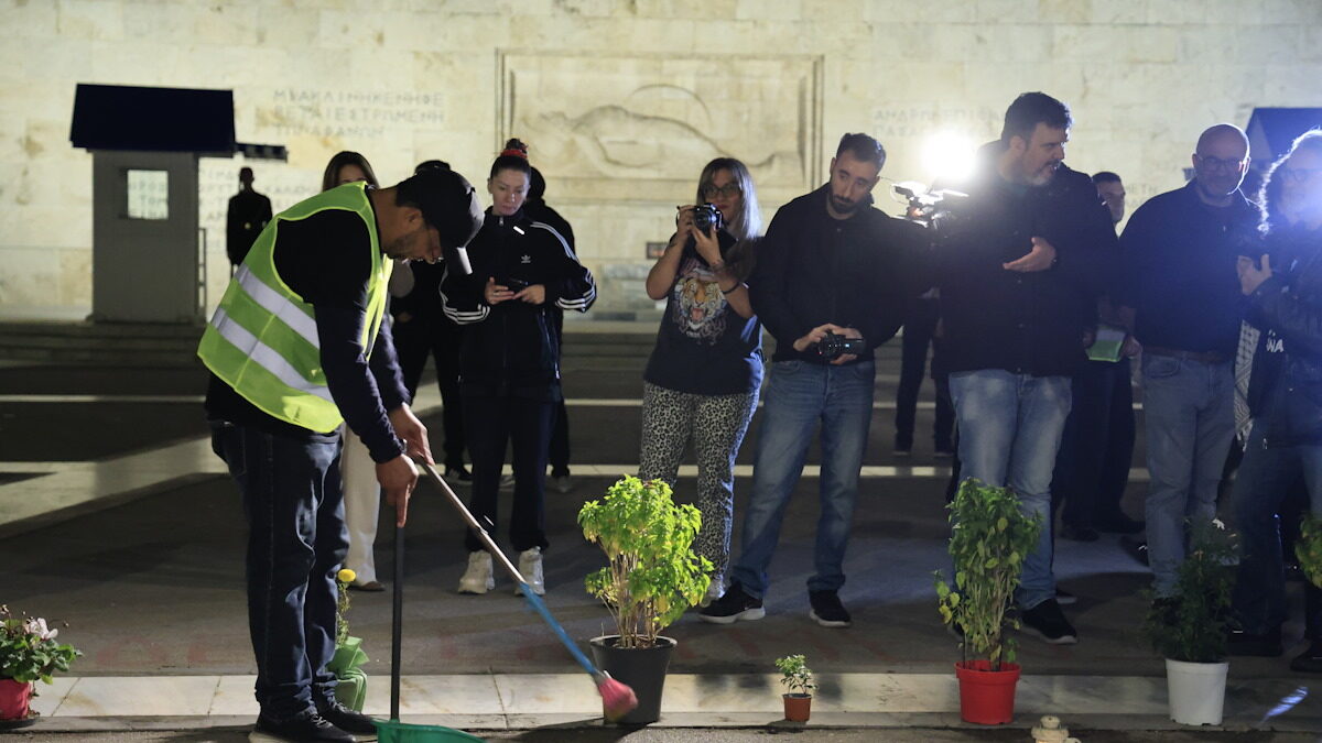 Η ομάδα "Μέχρι Τέλους" στο σημείο που είναι γραμμένα τα ονόματα των νεκρών του σιδηροδρομικού δυστυχήματος των Τεμπών μπροστά από το μνημείο του Άγνωστου Στρατιώτη
