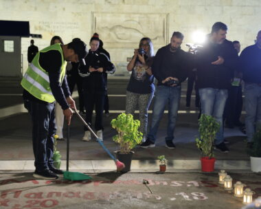 Η ομάδα "Μέχρι Τέλους" στο σημείο που είναι γραμμένα τα ονόματα των νεκρών του σιδηροδρομικού δυστυχήματος των Τεμπών μπροστά από το μνημείο του Άγνωστου Στρατιώτη