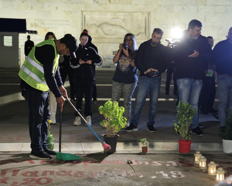 Πάνος Ρούτσι και Ζωή Κωνσταντοπούλου με σκούπες μπροστά από το Μνημείο του Αγνώστου Στρατιώτη: «Τιμωρητική η τροπολογία, μην πειράξετε τα παιδιά»