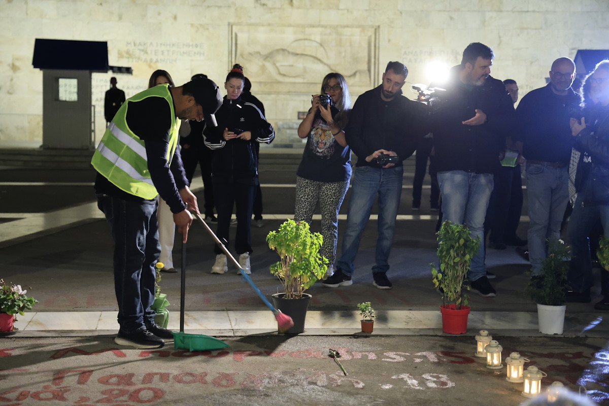 Η ομάδα "Μέχρι Τέλους" στο σημείο που είναι γραμμένα τα ονόματα των νεκρών του σιδηροδρομικού δυστυχήματος των Τεμπών μπροστά από το μνημείο του Άγνωστου Στρατιώτη