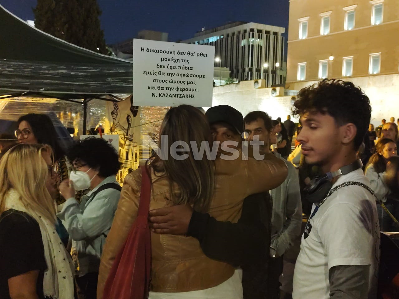 Η Ζωή Κωνσταντοπούλου αγκαλιάζει τον Πάνο Ρούτσι