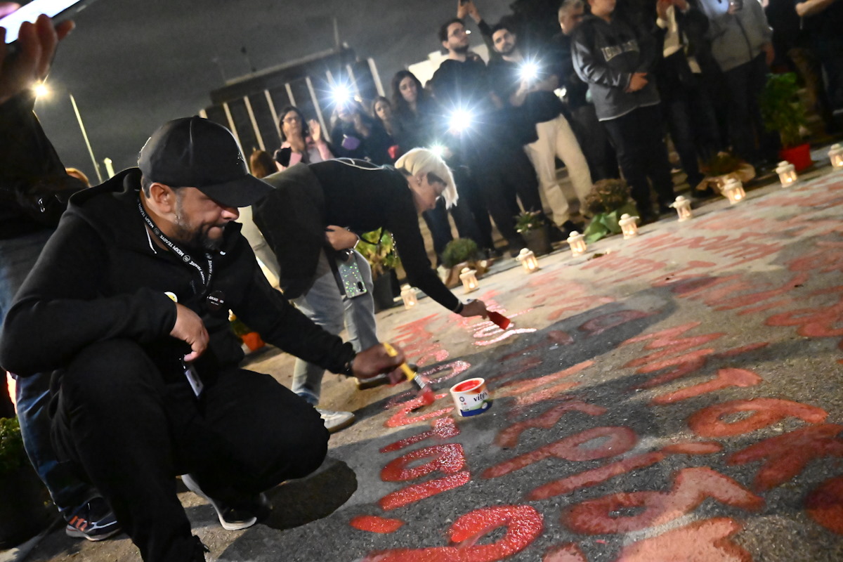 Ο Πάνος Ρούτσι γράφει ξανά τα ονόματα των θυμάτων των Τεμπών στο Σύνταγμα