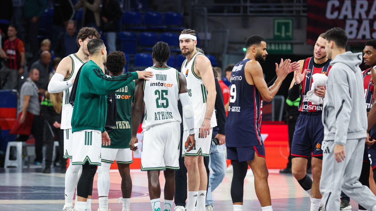 Οι παίκτες του Παναθηναϊκού πανηγυρίζουν στη Βιτόρια