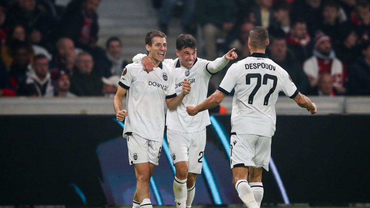 Οι παίκτες του ΠΑΟΚ πανηγυρίζουν στην έδρα της Λιλ