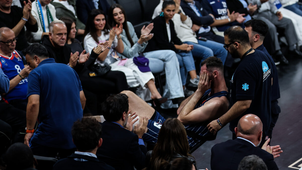 Ο Γιώργος Παπαγιάννης μετά τον τραυματισμό του  (EUROKINISSI)