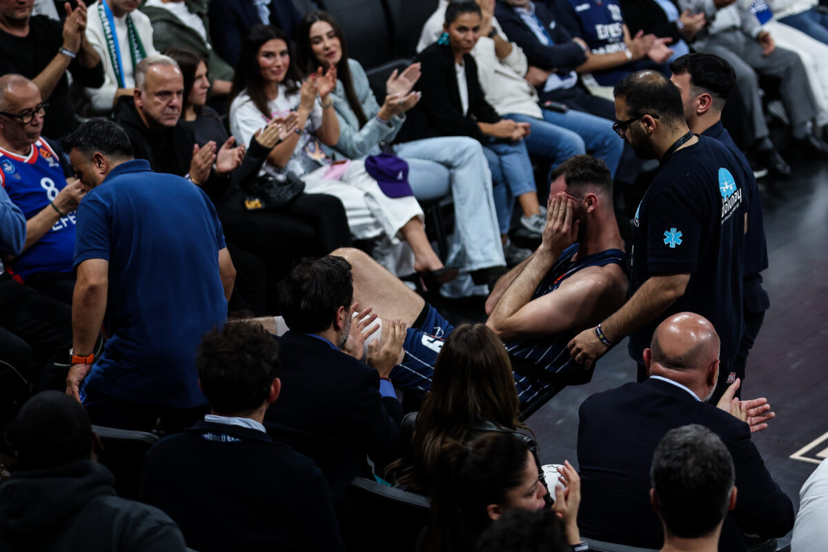 Ο Γιώργος Παπαγιάννης μετά τον τραυματισμό του  (EUROKINISSI)