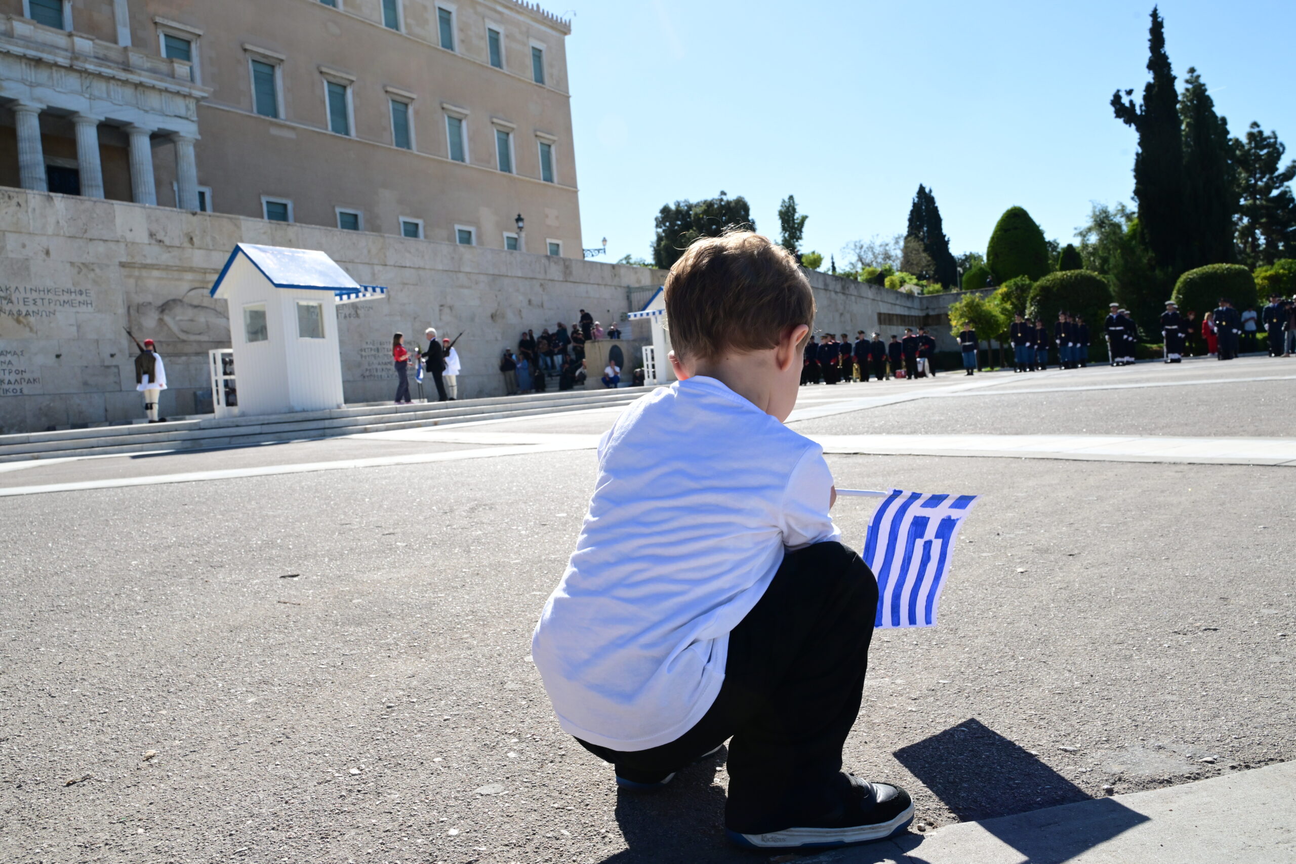 Παρέλαση μαθητών, σπουδαστών, προσκόπων και οδηγών μπροστά από το Μνημείο του Άγνωστου Στρατιώτη στην Αθήνα για την εθνική επέτειο της 28ης Οκτωβρίου, Τρίτη 28 Οκτωβρίου 2025.   (ΤΑΤΙΑΝΑ ΜΠΟΛΑΡΗ/EUROKINISSI)